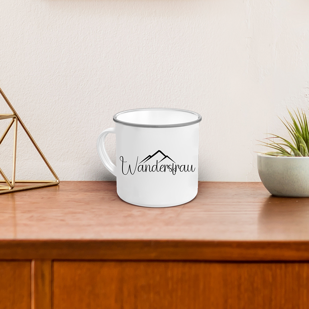 Emaille-Tasse-Wandersfrau-Hintergrund